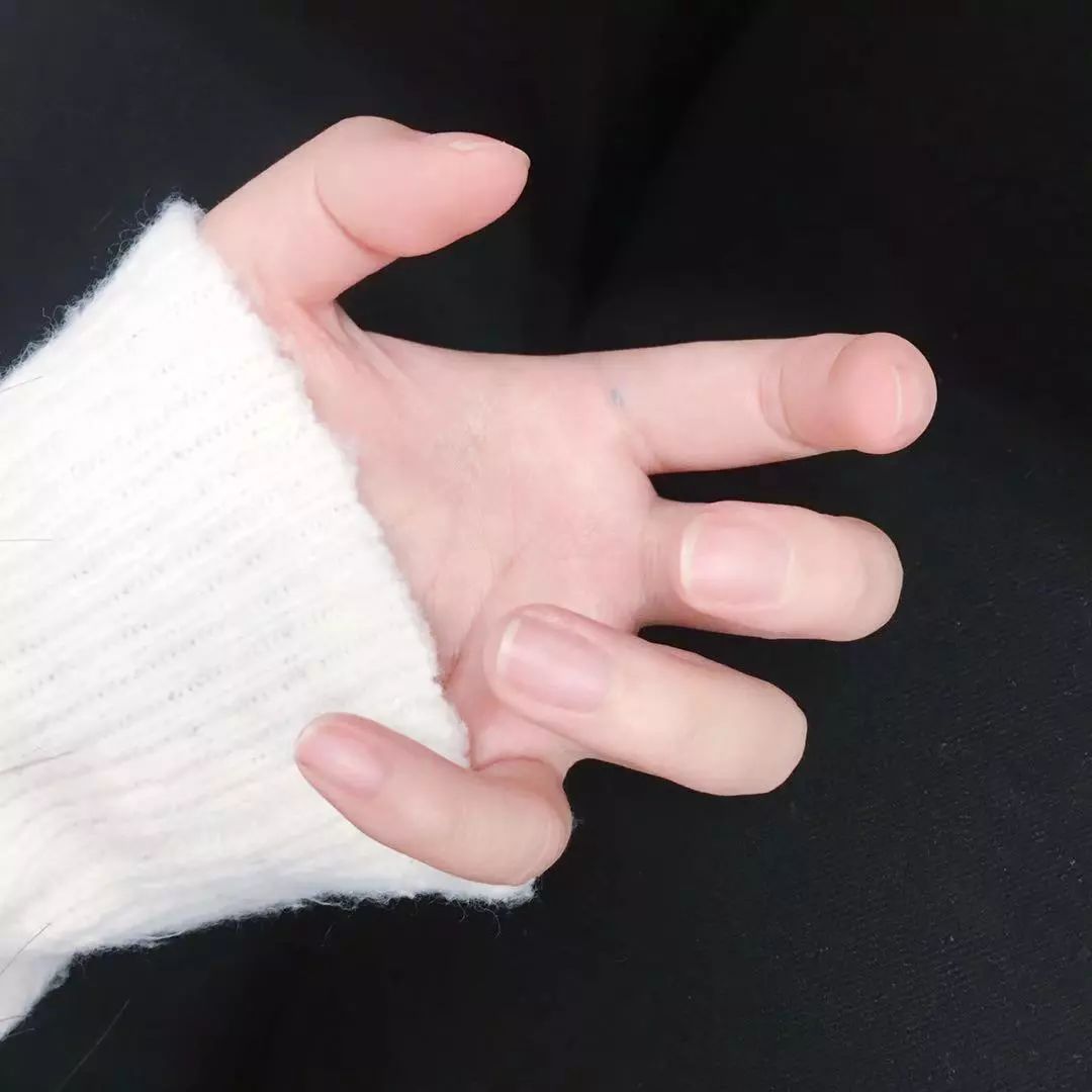 怎么用Picart和美图秀秀P出手握爱心的图？