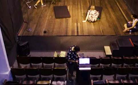 演员打斗真叫绝(打一字)