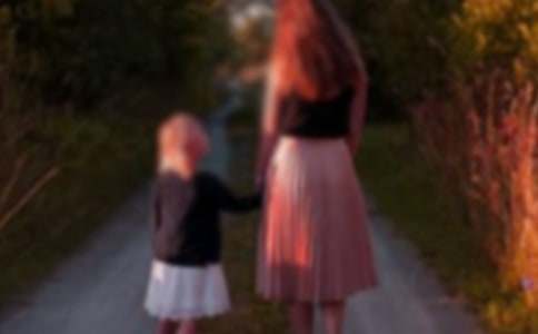 背着爱跨越岁月赞美母亲的现代诗歌