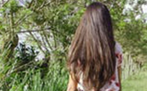 一个没有背书包的女生小学记事作文