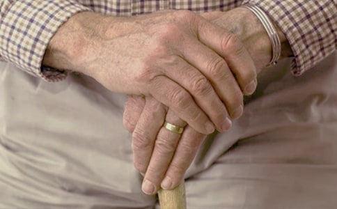 布拉德的中年危机观后感1200字作文