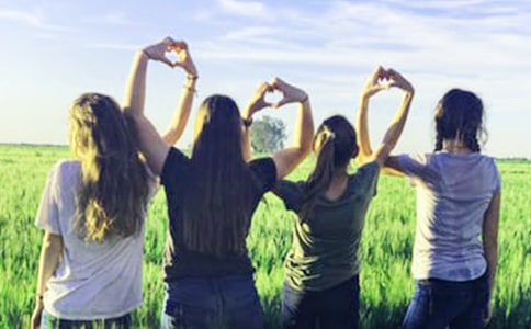 乐于助人的女同学作文