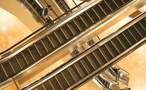 电梯里的微笑小学作文