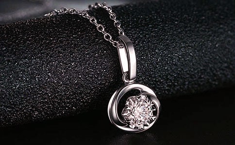 带水晶项链的猫小姐作文