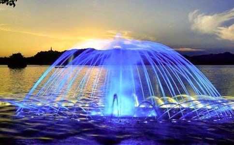 西湖中的喷泉灯游记作文