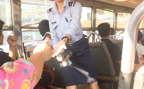 我敬佩的售票员的作文