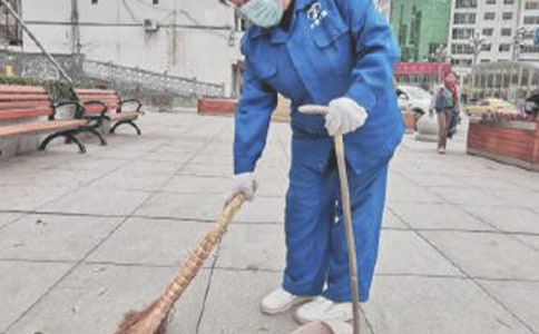 雪中的环卫工作文