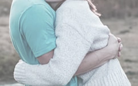 当众拥抱你的敌人哲理故事