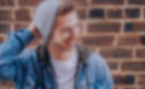 男生给女生讲睡前故事